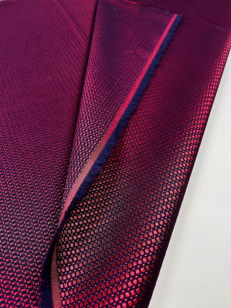 421119688020.79Width 125در جهت عرض کشدار پارچه ژاکارد Crimson Noir Micro-Jacquard - Image 1