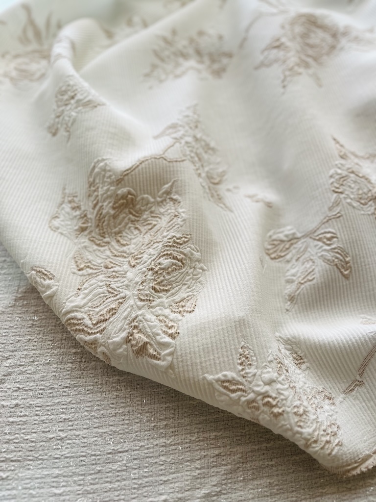 7563.65 cmOrder 76Width 135 cm$32.073211146792 پارچه ژاکارد Ivory Rococo Rose Jacquard - Image 1